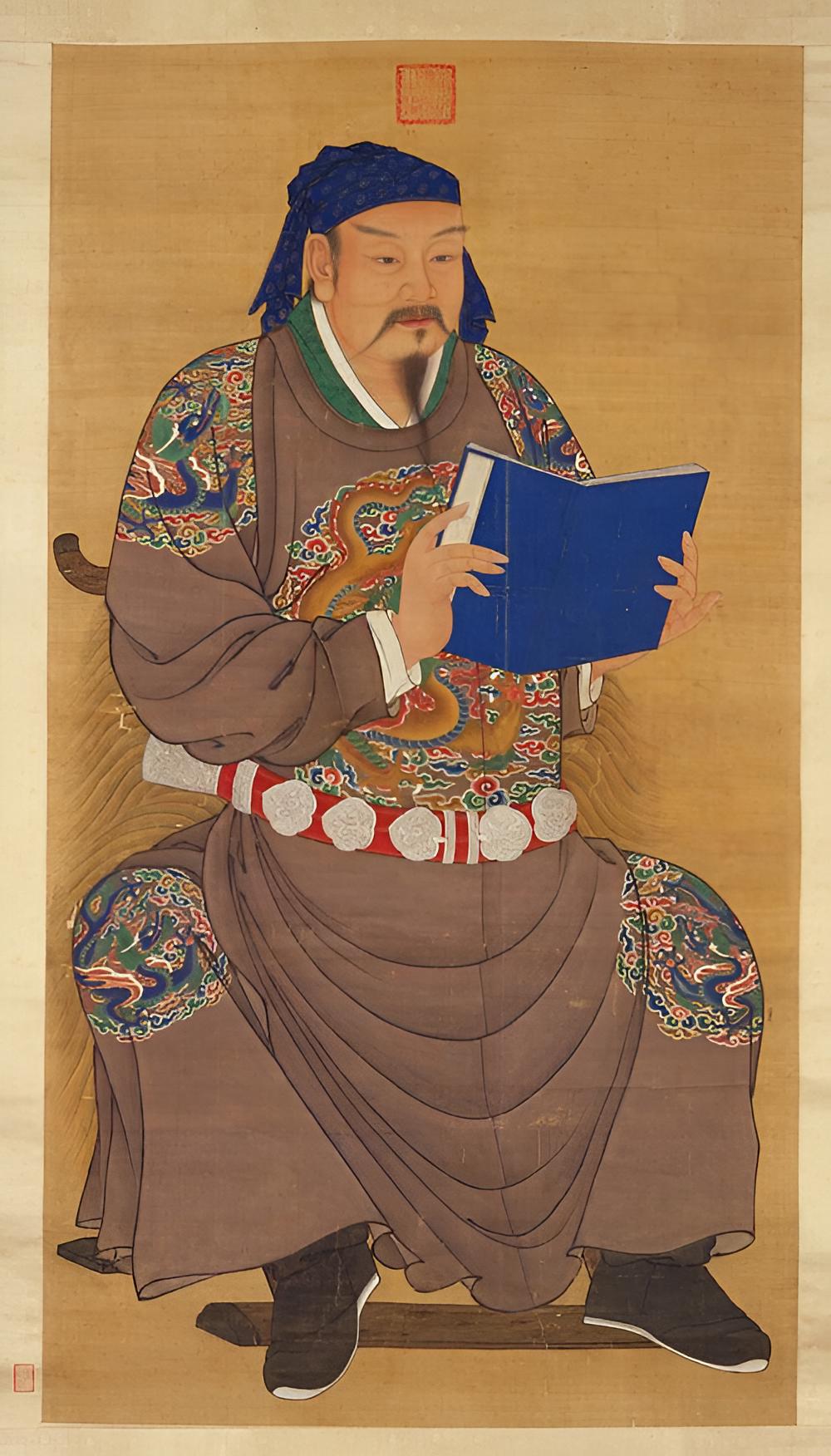 明代《岳飞像》轴：岳飞头戴四带巾、身穿蟒袍、手捧书册，端坐交椅之上