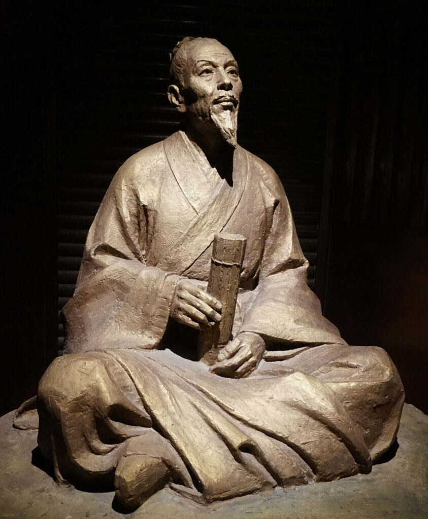 祖冲之铜像:手持竹简的坐姿铜像